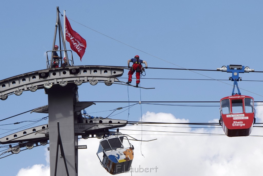 Koelner Seilbahn Gondel blieb haengen Koeln Linksrheinisch P373.JPG - Miklos Laubert